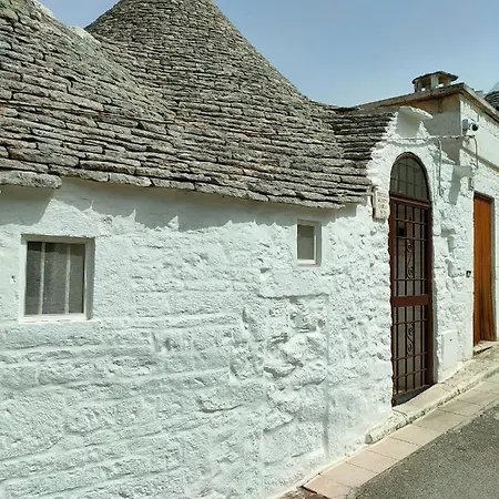 Trullo Monte Santo 50 Bed & Breakfast 2*