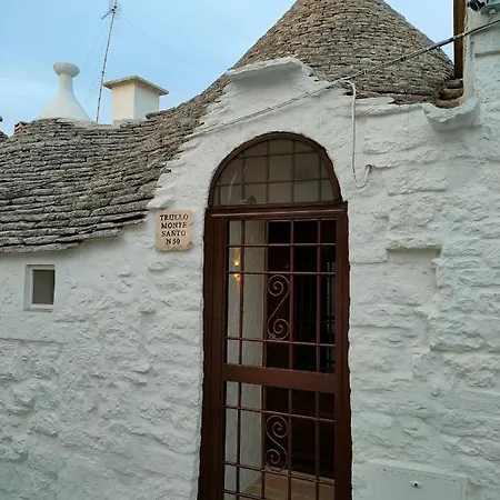 Trullo Monte Santo 50 Bed & Breakfast 2*