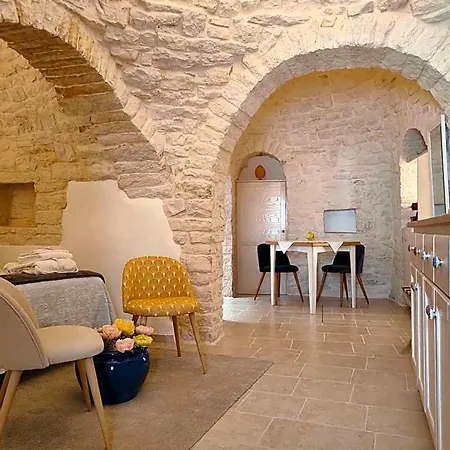 Trullo Monte Santo 50 Bed & Breakfast 3*